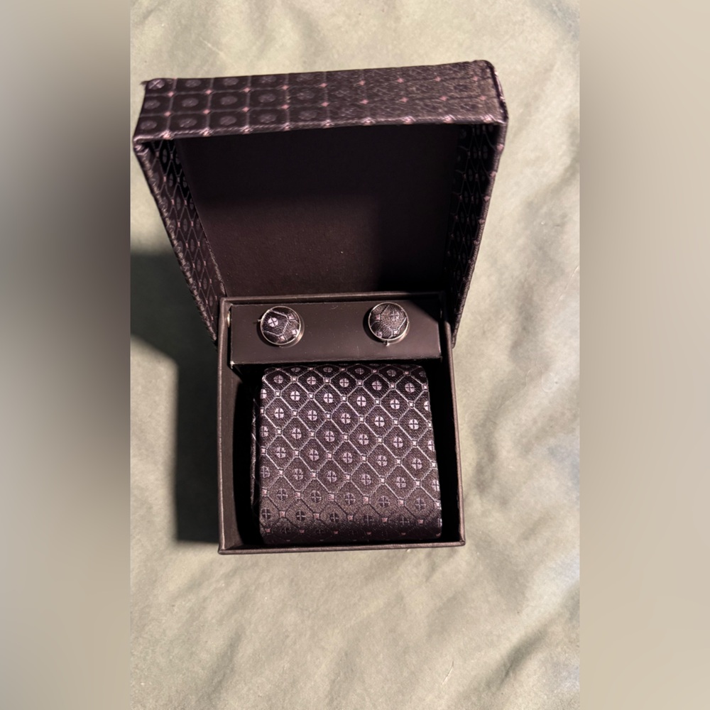 Elegant Black Patterned Tie and Cufflinks Set